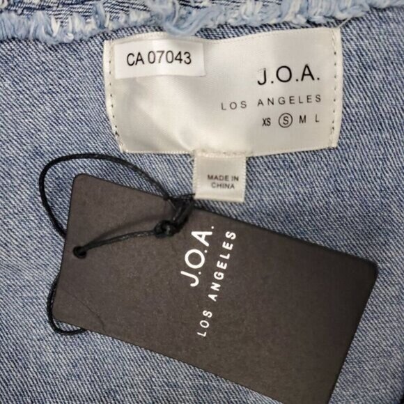JOA J. O. A. Frayed Denim Sleeveless Crop Top S NWT - Picture 5 of 6